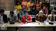 Menkes, Nila F Moeloek memberikan keterangan pers di Kemenkes, Jakarta, Selasa (19/7). Menkes dan IDAI, Bareskrim, BPOM, PERSI, Satgas & Stake Holder Penanggulangan Vaksin memberi keterangan terkait perkembangan vaksin palsu. (Liputan6.com/Helmi Afandi)
