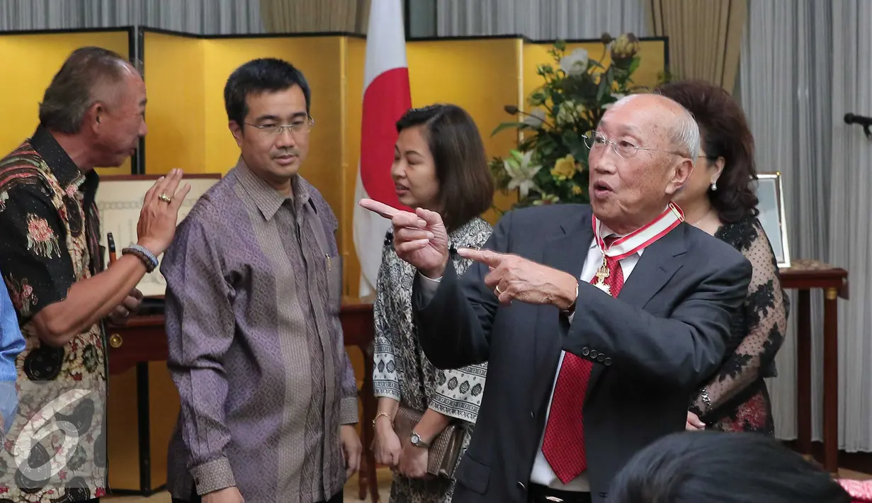 Pengusaha, Sofjan Wanandi berbincang dengan para tamu usai menerima penghargaan 'The Order of Rising Sun, Gold and Silver Star' di Kedubes Jepang, Jakarta, Selasa (1/12). (Liputan6.com/Angga Yuniar)