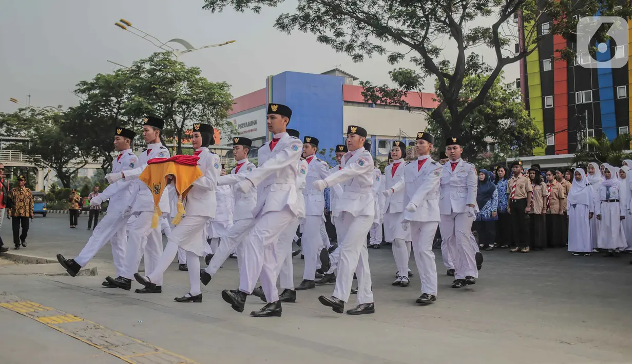 Anggota Paskibra bersiap mengibarkan bendera merah putih pada upacara peringatan Hari Sumpah Pemuda di Museum Sumpah Pemuda, Jakarta, Senin (28/10/2019). Upacara yang diikuti sejumlah pelajar ini diselenggarakan dalam rangka memperingati Hari Sumpah Pemuda ke-91. (liputan6.com/Faizal Fanani)