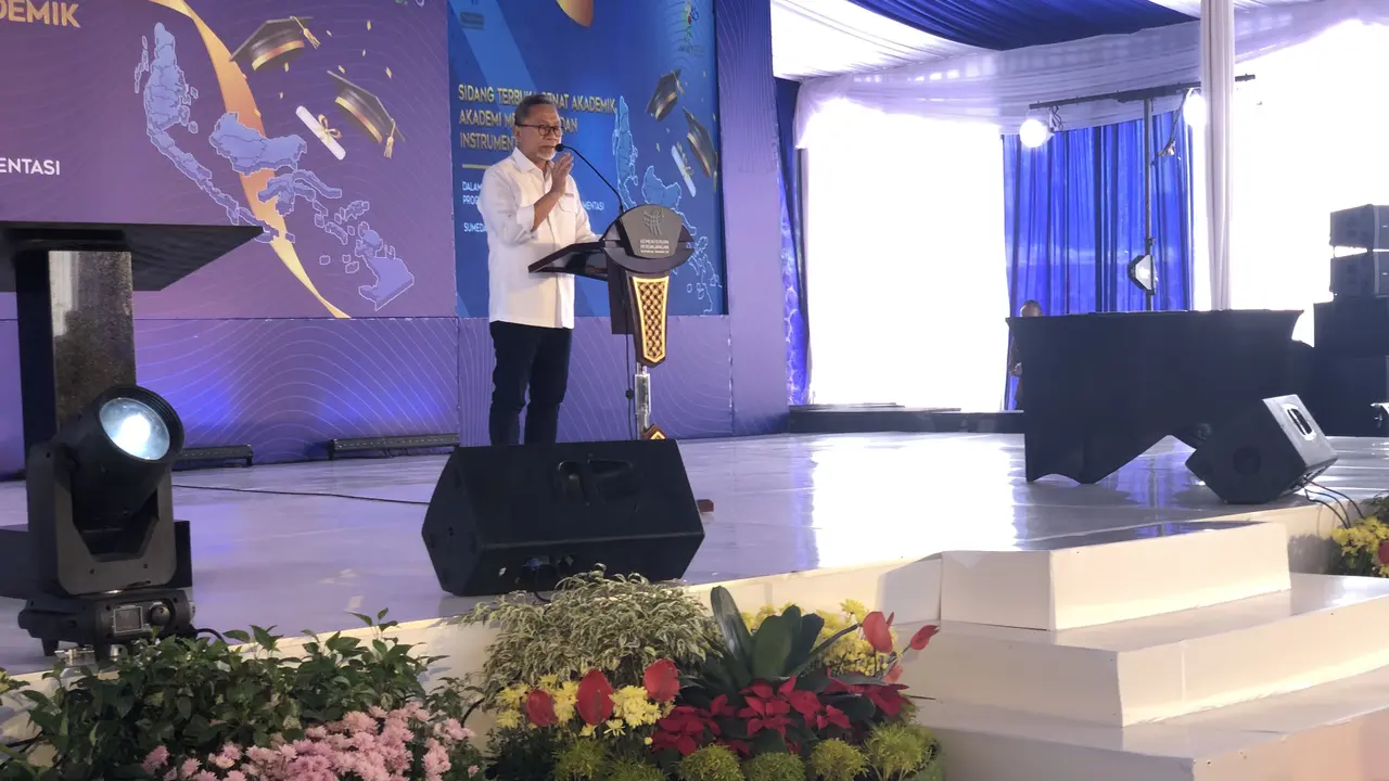 Menteri Perdagangan (Mendag) RI Zulkifli Hasan (Zulhas), hadir pada acara wisuda ke-5 dan peresmian gedung Akademi Metrologi di Akademi Metrologi, Sumedang, Rabu (13/12/2023).