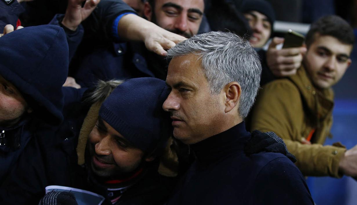 Kehadiran Jose Mourinho di kandang FC Zorya Luhansk  memang menjadi magnet tersendiri bagi para pecinta sepak bola di Ukraina, terutama mereka para fans. (Reuters/Peter Cziborra)