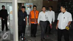 Handang Soekarno resmi ditahan KPK dalam OTT dugaan menerima suap dari Direktur PT. E.K Prima Ekspor Indonesia dengan barang bukti uang sebesar USD 148.500 atau sekitar Rp 1,9 miliar, Jakarta, Senin (22/11). (Liputan6.com/Helmi Afandi) 