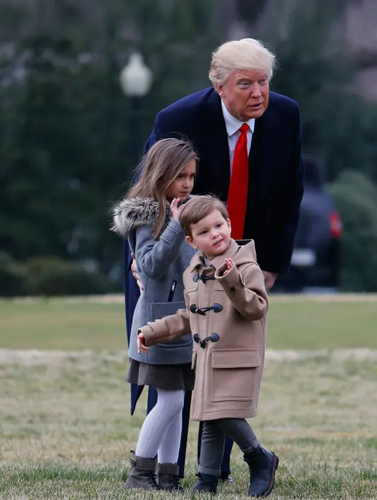 Ekspresi Donald Trump bersama cucunya, Arabella dan Joseph Kushner saat berangkat dari Gedung Putih, di Washington, AS, (17/2). Sebelum mengunjungi pabrik Boeing Trump berjalan menuju Marine One bersama cucunya. (AP Photo/Pablo Martinez Monsivais)