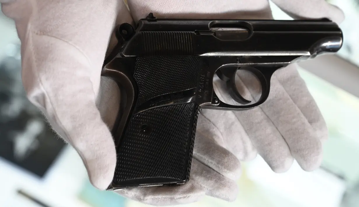 Pistol PP Walther yang digunakan Sean Connery dalam film James Bond pertama, "Dr. No" (1962) saat pratinjau pers di Beverly Hills, California, Selasa (23/11/2020). Properti film itu diperkirakan terjual sekitar Rp2,1 miliar hingga Rp2,8 miliar di Julien's Auctions pada 3 Desember. (Robyn Beck/AFP)