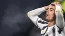 Penyerang Portugal, Juventus Cristiano Ronaldo bereaksi saat menjamu Fiorentina dalam laga pekan ke-14 Liga Italia di Allianz Stadium Turin, Rabu dinihari WIB (23/12/2020). Cristiano Ronaldo dkk menelan kekalahan pertama di Liga Italia dengan skor 0-3 saat menjamu Fiorentina. (Marco BERTORELLO/AFP)
