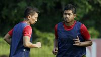 Pemain Persija Jakarta, Bambang Pamungkas dan Ismed Sofyan, saat mengikuti sesi latihan jelang laga Liga 1 di Lapangan Sutasoma, Jakarta, Jumat (07/12). Persija akan berhadapan dengan Mitra Kukar. (Bola.com/M Iqbal Ichsan)