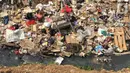 Sampah rumah tangga menumpuk di bantaran Kanal Banjir Barat (KBB) di kawasan Tanah Abang, Jakarta, Jumat (4/9/2019). Perilaku buruk warga yang membuang sampah sembarangan menyebabkan bantaran KBB dipenuhi dengan berbagai jenis sampah hingga menimbulkan bau tak sedap. (Liputan6.com/Immanuel Antonius)