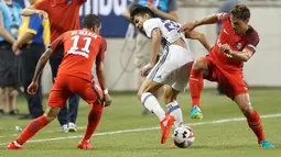 Gelandang Real Madrid, Enzo Zidane (tengah), berusaha melewati hadangan pemain PSG pada laga International Champions Cup (ICC) 2016, di Stadion Ohio, Columbus, Ohio, AS, Kamis (28/7/2016) pagi WIB. (AFP/Jay LaPrete)