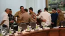 Sejumlah menteri kabinet kerja hadir dalam rapat terbatas di Kantor Presiden, Komplek Istana Kepresidenan, Jakarta, Jumat (11/12). Rapat membahas persiapan penyelenggaraan Asian Games XVIII tahun 2018. (Liputan6.com/Faizal Fanani)