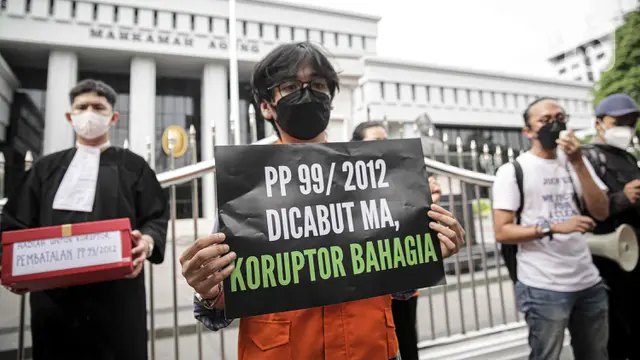 FOTO: Aksi ICW di Depan Gadung Makhamah Agung