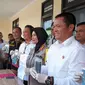 Kabid Humas Polda Lampung bersama jajaran menunjukkan barang bukti tindak pidana perdagangan orang. Foto (Liputan6.com/Ardi)