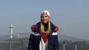 Putri Presiden AS Donald Trump, Ivanka Trump berpose selama acara bobsleigh pria empat orang Olimpiade Musim Dingin Pyeongchang 2018 di depan menara lompat ski di Pyeongchang (25/2). (AFP Photo/ Ed Jones)