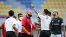 Pelatih Persikabo 1973, Ihar Kryushenko (tengah) mendapatkan kartu kuning dari wasit Fariq Hitaba saat melawan PSIS Semarang dalam laga pekan ke-12 BRI Liga 1 2021/2022 di Stadion Manahan, Solo, Kamis (18/11/2021). (Bola.com/Bagaskara Lazuardi)