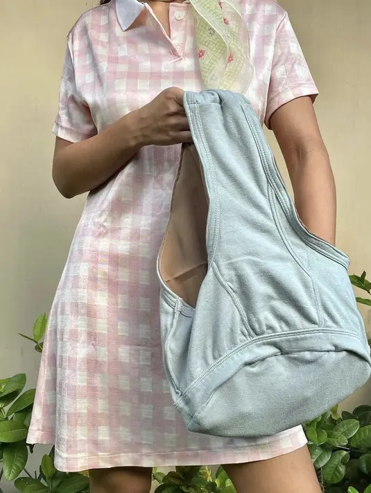 Terlihat bagian bawah underwear dijadikan sebagai pegangan, dan di bagian bawah dijahit dengan celana dalam lainnya sebagai alas tas. Instagram @putrisamboda