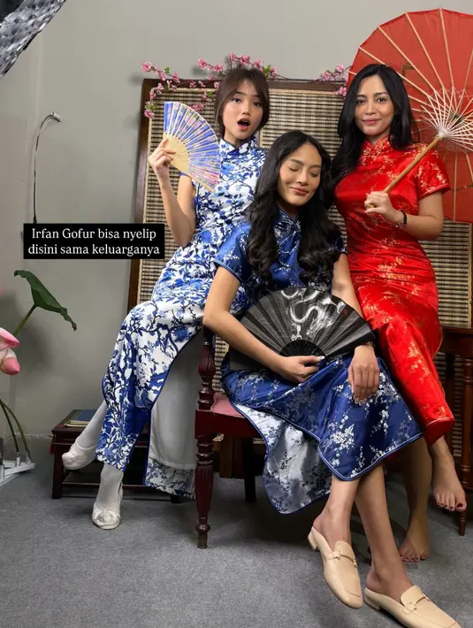Fuji An tampak memilih mengenakan cheongsam model dress panjang slit warna dasar putih dengan motif floral biru, lengkap dengan kancing shanghainya. Ia memadukannya dengan kaos kaki panjang dan flat shoes putih. [@rachelvennya]