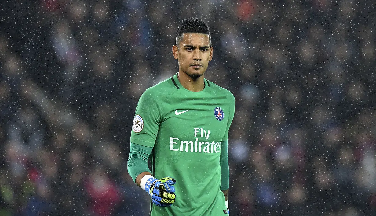 Alphonse Areola merupakan jebolan akademi PSG. Ia dikontrak oleh Le Parisiens sejak musim 2010/2011. Areola juga pernah berseragam Real Madrid pada musim 2019/2020 dengan status pemain pinjaman. Ia tercatat pernah tampil sebanyak sembilan pertandingan bersama Los Blancos. (Foto: AFP/Franck Fife)