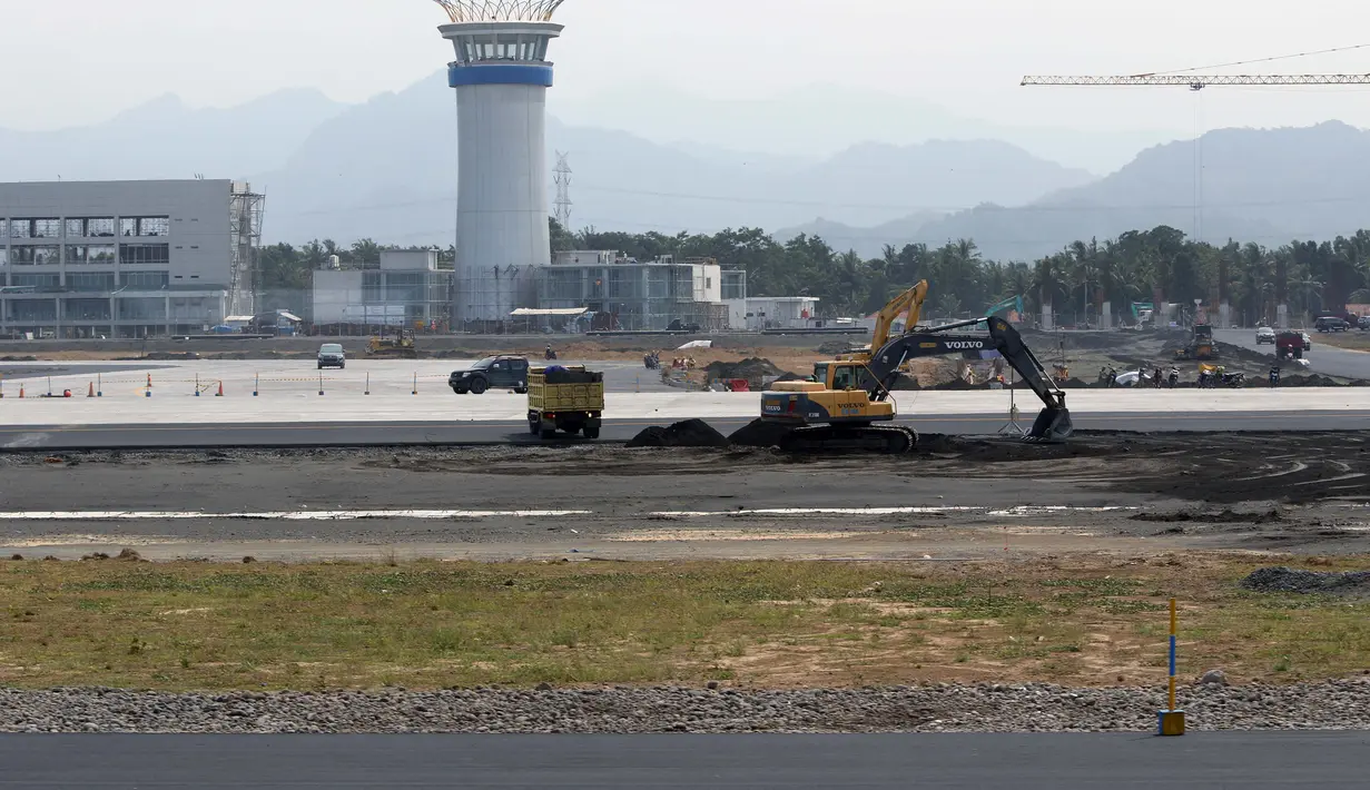 Aktivitas pekerja menyelesaikan jalur penghubung menuju landasan pacu atau runway Bandara Internasional Yogyakarta, Kulon Progo, DI Yogyakarta, Rabu (24/4). Landasan pacu Bandara Internasional Yogyakarta memiliki panjang 3.250 meter dengan lebar 45 meter. (Liputan6.com/Helmi Fithriansyah)