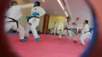 Karateka Indonesia berlatih sparring dengan untuk mematangkan teknik sebagai persiapan bertanding pada ajang SEA Games 2017 di The Belezza, Permata Hijau, Jakarta, Senin (07/8/2017). (Bola.com/Nicklas Hanoatubun)