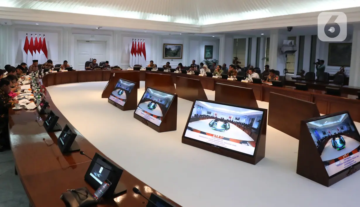 Suasana rapat terbatas tentang penanganan kekerasan terhadap anak di Kantor Presiden, Jakarta, Kamis (9/1/2020). Presiden Joko Widodo meminta jajarannya menyiapkan sistem pelaporan dan layanan pengaduan terjadinya kekerasan pada anak. (Liputan6.com/Angga Yuniar)