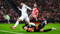 Kiper&nbsp;Athletic Bilbao, Julen Agirrezabala, terjatuh saat melakukan penyelamatan melawan Brahim Diaz dari Real Madrid dalam pertandingan La Liga Spanyol antara Athletic Bilbao dan Real Madrid di stadion San Mames di Bilbao, Spanyol, Kamis dini Hari WIB (5/12/2024)&nbsp;(AP Photo/Miguel Oses)