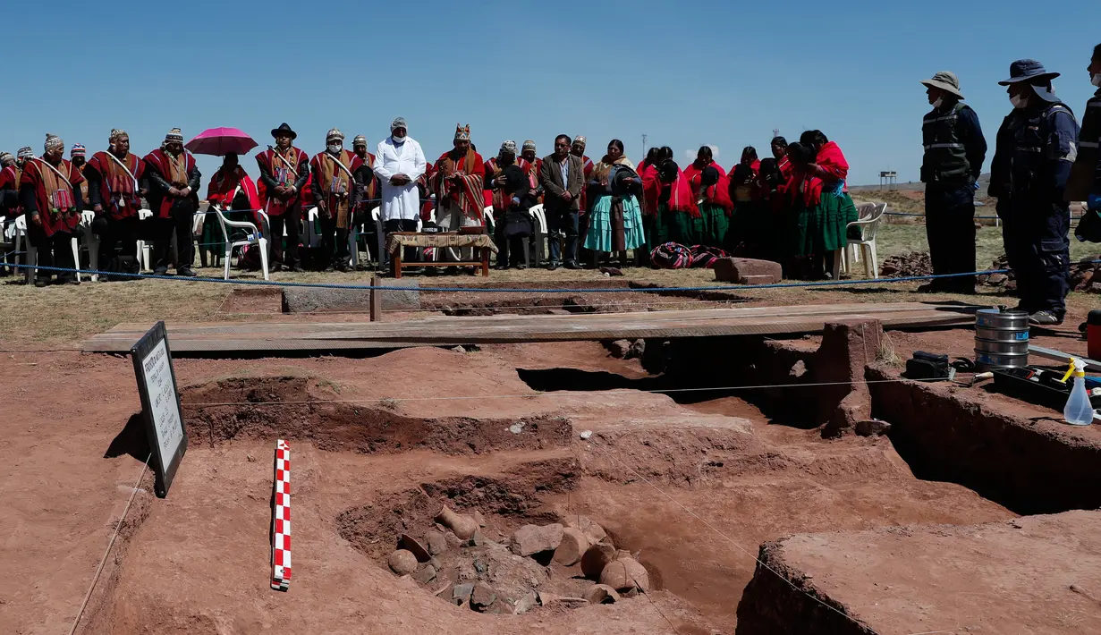 Pendeta Aymara berdoa sebelum dimulainya penggalian bejana pra-Hispanik di Kuil Kalasasaya, Tiwanaku, Bolivia, Rabu (18/9/2019). Bejana ditemukan dalam penggalian situs yang pernah menjadi rumah bagi salah satu kerajaan pra-Hispanik paling penting, Tiwanacota. (AP Photo/Juan Karita)