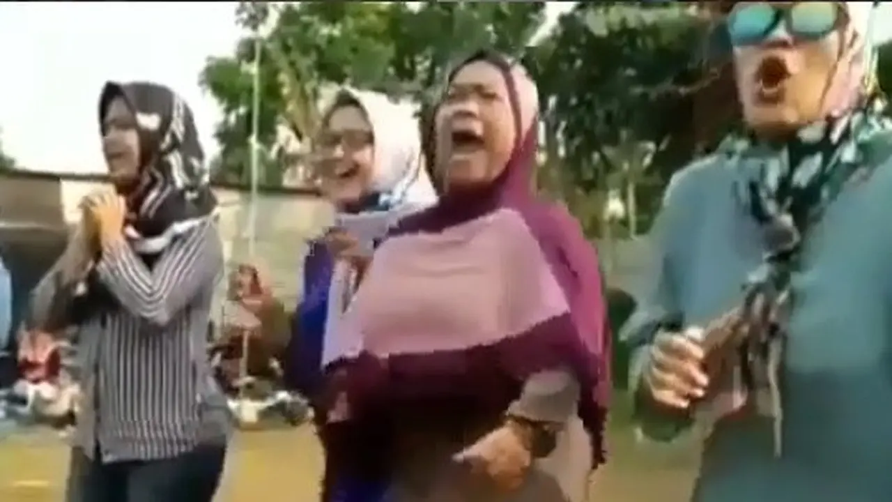 emak-emak nonton bola (foto: @enamon_jokes)