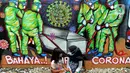 Anak-anak berbincang di depan mural bertema COVID-19 di kawasan Tanah Tinggi, Tangerang, Banten, Rabu (20/1/2020). Kegiatan ini dalam rangka mensosialisasikan bahaya penyebaran COVID-19 kepada warga pengguna jalan umum. (merdeka.com/Arie Basuki)