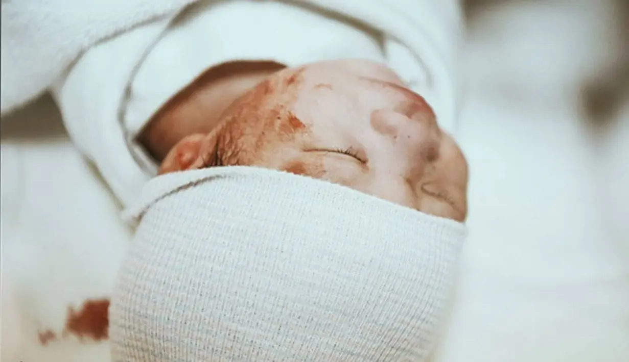 "Thank you god for this lovely gift it's a boy," tulis Junior Liem dalam captionnya. (Instagram/juniorliem)