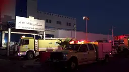 Petugas Lembaga Pertahanan Sipil Arab Saudi bekerja mengatasi kebakaran yang terjadi di RS Umum Jazan, Kamis (24/12). 25 orang tewas dan 107 luka-luka akibat kebakaran yang terjadi di ICU dan kamar bersalin di rumah sakit itu. (REUTERS/Saudi Press Agency)