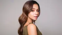 Selain gaya ala tahun 80-an, wanita 27 tahun ini juga terlihat dewasa dan anggun dengan rambut bergelombangnya. terlebih lagi aktris keturunan Arab dan Pakistan ini tetap tampil cantik dengan paduan makeup natural.(Liputan6.com/IG/@sahilahisyam)