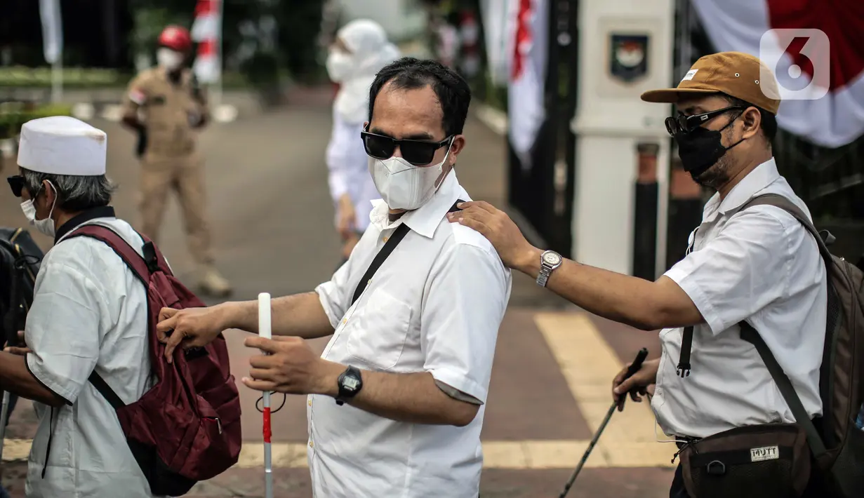 Sejumlah orang yang tergabung dalam Koalisi Organisasi Penyandang Disabilitas DKI Jakarta menggelar aksi di depan Kementerian Dalam Negeri (Kemendagri), Jakarta, Jumat (2/9/2022). Mereka juga mendesak pengembalian pasal-pasal esensial yang menjadi aspirasi penyandang disabilitas atau menambahkan pasal delegasi pembentukan Peraturan Gubernur untuk mengatur pembentukan DDJ, KPDJ, Konsesi, Kuota penerimaan tenaga kerja penyandang disabilitas 3 persen dan kuota 5 persen pengadaan barang dan jasa di lingkungan Pemprov DKI Jakarta. (Liputan6.com/Faizal Fanani)