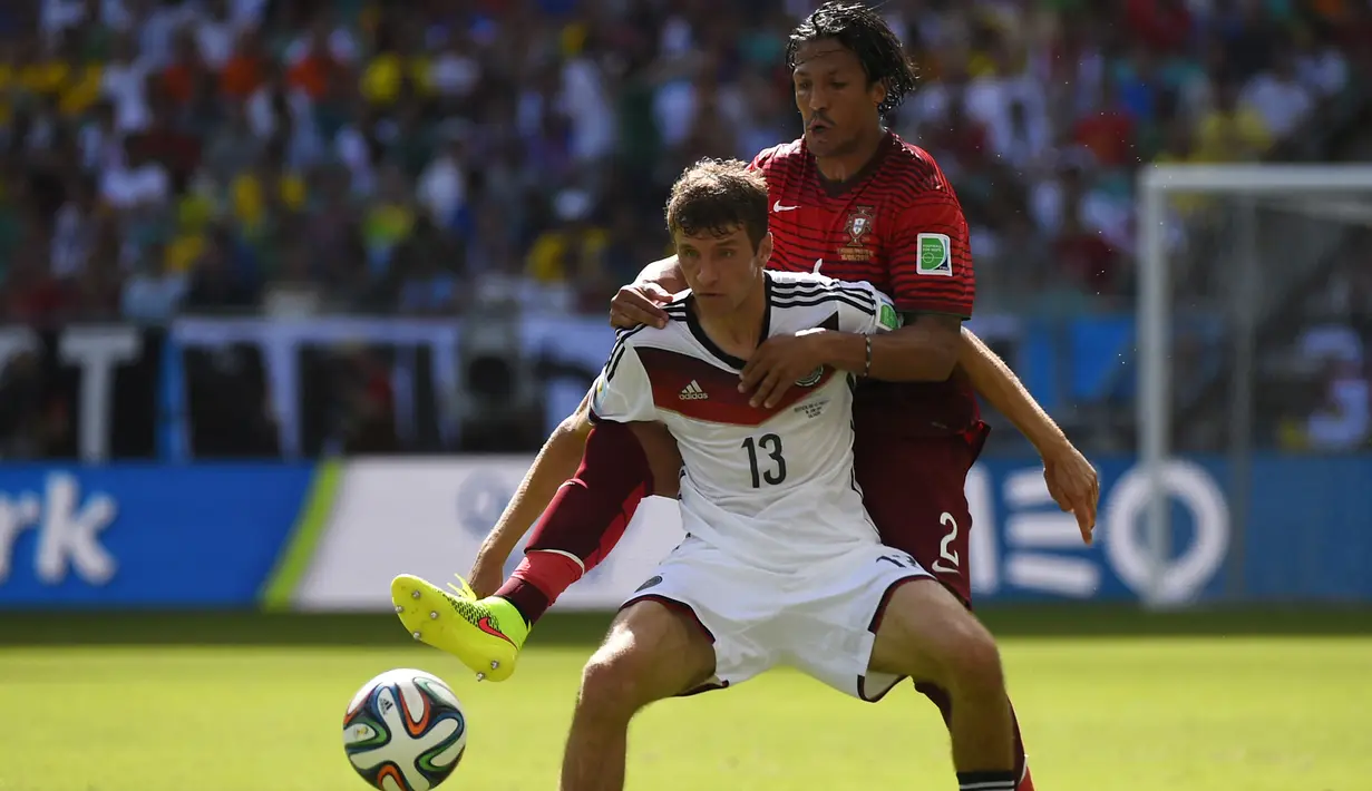 Thomas Mueller. Striker Timnas Jerman berusia 32 tahun dan memasuki musim ke-14 bersama Bayern Munchen mencetak hattrick untuk Jerman dan menjadi juara pada Piala Dunia 2014. Hattrick ia cetak saat jumpa Portugal di matchday pertama Grup G (16/6/2014) yang berakhir 4-0. (AFP/Fabrice Coffrini)