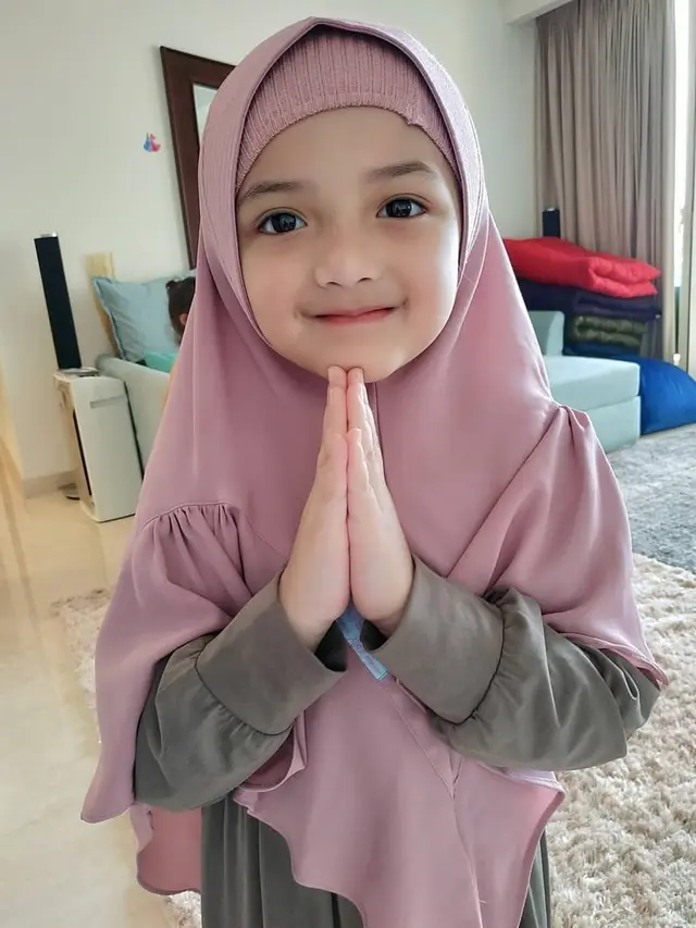 Ingin Pakai Pakaian Tertutup, Ini 6 Potret Arsy Hermansyah Pakai Jilbab