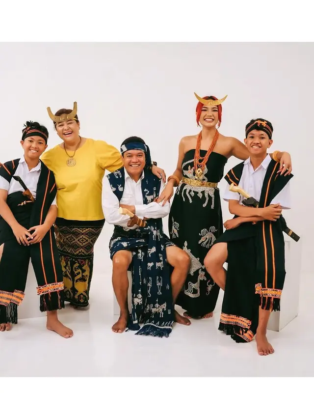 Rayakan Natal di Kupang, Ini 6 Pemotretan Marion Jola Bareng Keluarga
