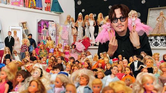 Johnny Depp dengan koleksi boneka barbie. (foto: The Sun)