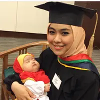Sebagai ibu dari dua anak dan kesibukannya menjalankan usaha, Oki Setiana Dewi masih terus menyelesaikan kuliah S2-nya. (Instagram/okisetianadewi)