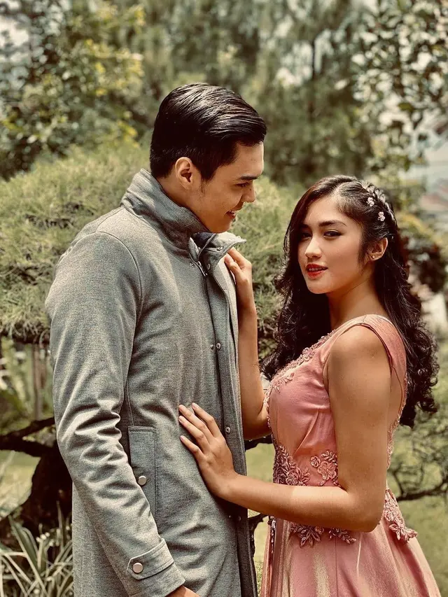 Dikabarkan Putus, Ini 6 Momen Kebersamaan Ochi Rosdiana dan Rizky Djanbi