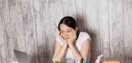 Menjadi generasi sandwich berarti harus membagi penghasilan untuk berbagai kebutuhan keluarga sekaligus diri sendiri. Namun, tanggung jawab keluarga bukan berarti harus selalu mengorbankan kebutuhan pribadi. (Foto/Dok: Magnific)
