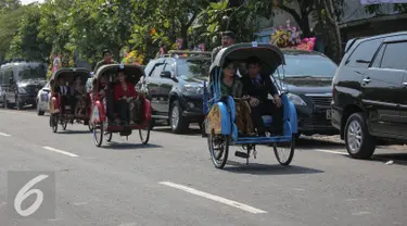 Sejumlah Tamu undangan menaiki becak menghadiri resepsi pernikahan Selvi Ananda dan Gibran di Gedung Graha Saba Buana, Solo, Jawa Tengah, Kamis (11/6/2015). Sebanyak 200 becak disediakan untuk mengantar tamu undangan. (Liputan6.com/Faizal Fanani)