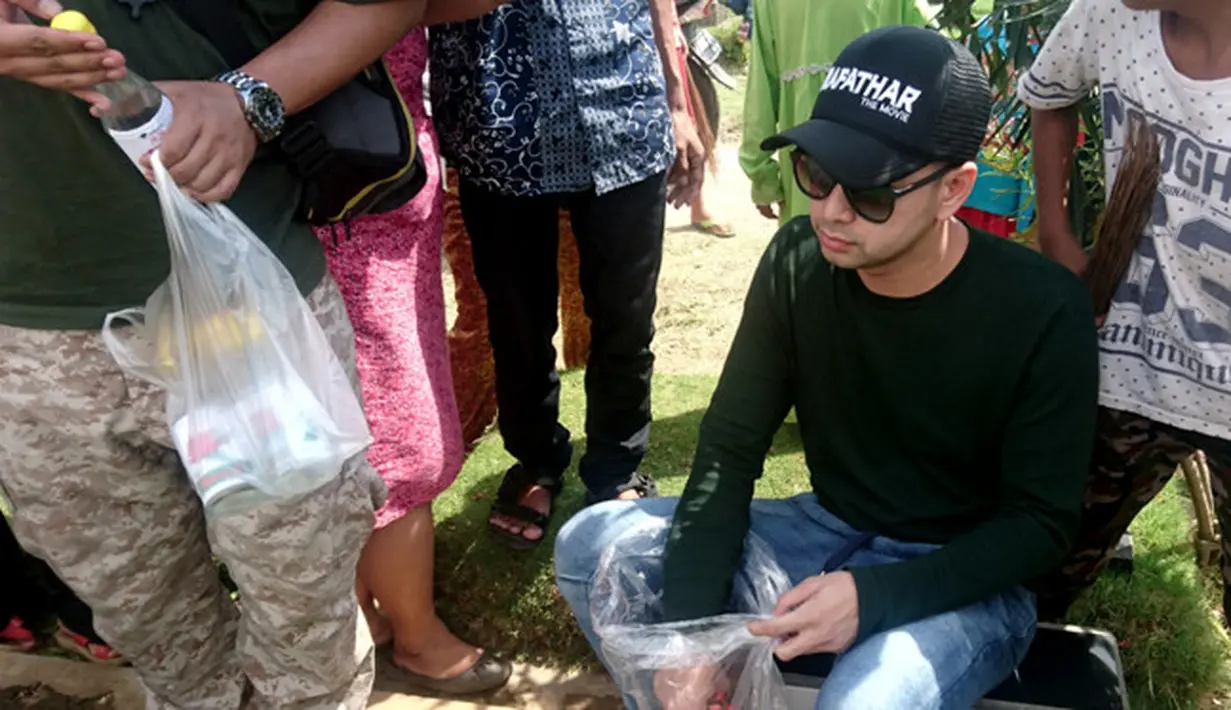 Selasa (27/6/2017), Raffi yang hendak terbang ke Eropa untuk berlibur menyisihkan waktunya untuk berziarah ke makam Olga dan Jupe. Kenangan bersama sahabatnya itu yang tak pernah bisa dilupakan Raffi. (Muhamad Altaf Jauhar/Bintang.com)