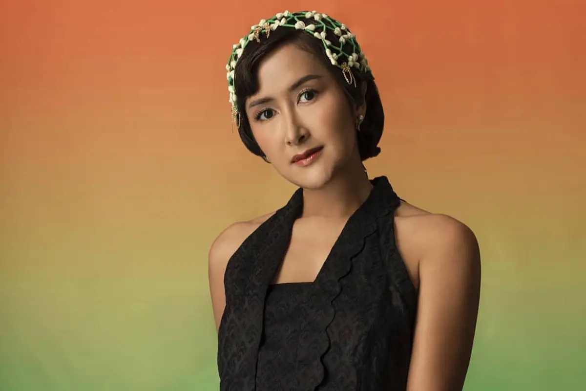 6 Potret Widi Mulia Pakai Kebaya, Ditampilkan dalam Video Lagu Terbaru