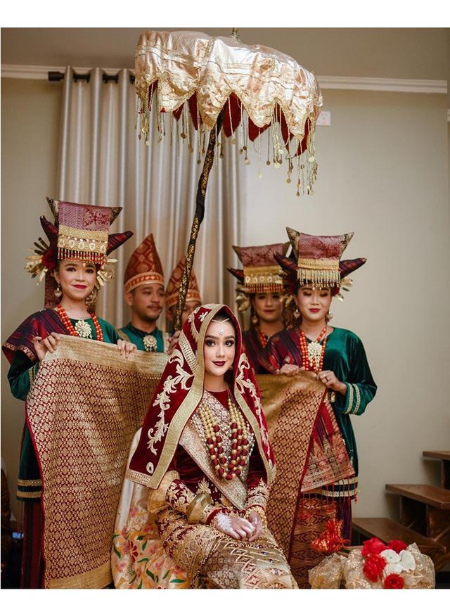 Resmi Menikah, 7 Pesona Intan Aletrino Putri dalam Busana Minangkabau