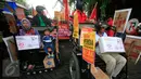 Pengemudi becak bermotor (bentor) membawa keluarga mereka saat menggelar unjuk rasa di depan Gedung DPRD DIY, Rabu (30/3/2016). Dalam aksinya, mereka menuntut hentikan razia bentor dan melegalkan moda transportasi tersebut. (Foto: Boy Harjanto)