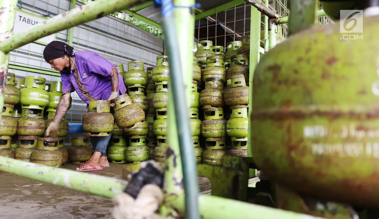 Pekerja menyusun tabung gas LPG 3 Kg di salah satu pangkalan LPG kawasan Sunter, Jakarta Utara, Jumat (21/7). Harga Eceran Tertinggi (HET) LPG 3kg di Jabodetabek pada titik serah di agen dan pangkalan resmi adalah Rp 16.000. (Liputan6.com/Angga Yuniar)