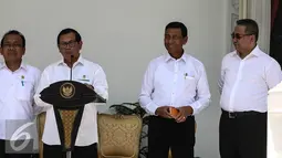 Seskab Pramono Anung memberikan keterangan saat pengumuman pergantian menteri Kabinet Kerja di Istana Negara, Jakarta, Rabu (27/7). Ada 9 nama baru yang masuk ke dalam Kabinet Kerja dan 4 menteri yang digeser posisinya. (Liputan6.com/Faizal Fanani)
