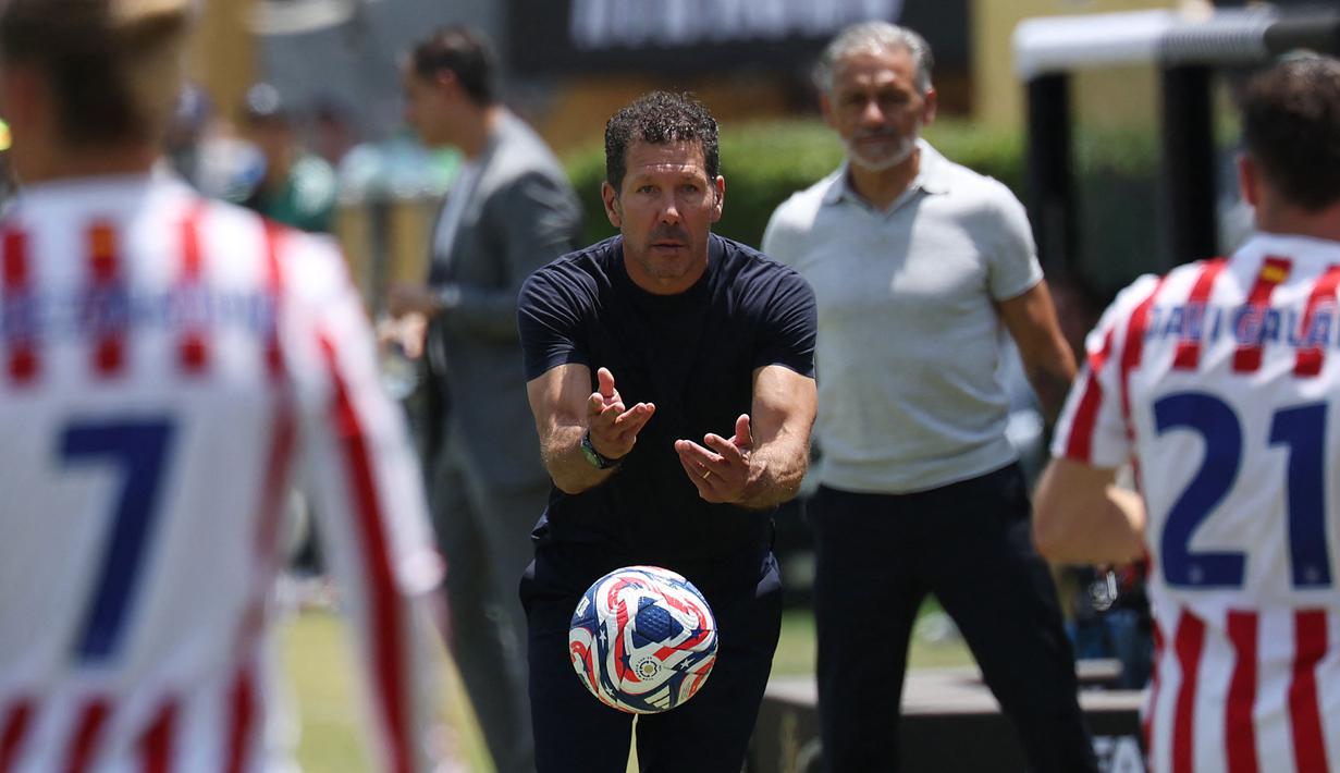 <p>Pelatih Atletico Madrid, Diego Simeone, saat laga Grup B Piala Dunia Antarklub 2025 melawan Botafogo yang berlangsung di Rose Bowl stadium, Los Angeles, Amerika Serikat, Selasa (24/06/2025). (AFP/Patrick T. Fallon)</p>