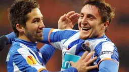 Winger FC Porto Cristian Rodriguez (kanan) mendapat selamat dari rekannya Joao Moutinho usai mencetak gol ke gawang Spartak Moscow di leg kedua perempat final UEFA Europa League di Luzhniki Stadium, 14 April 2011. AFP PHOTO / ALEXANDER NEMENOV 