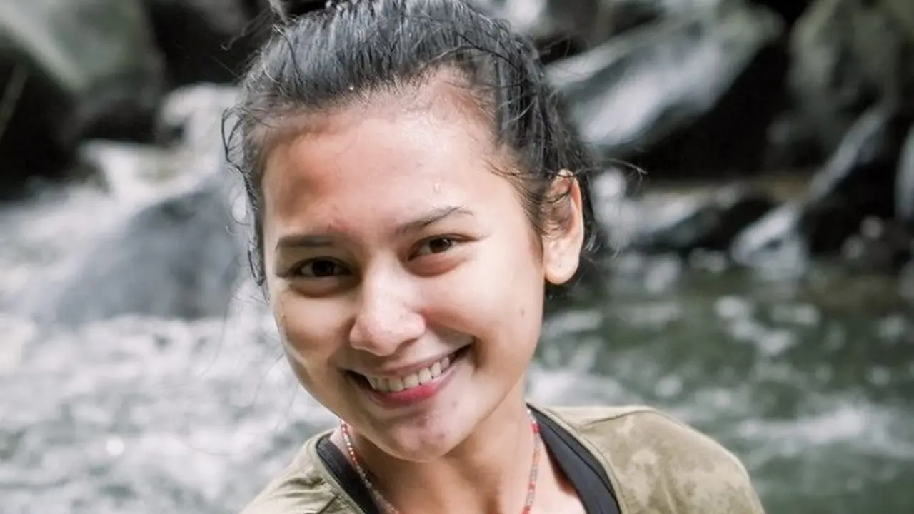 Indah Permatasari Saat Trekking