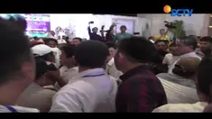 Kericuhan dipicu dari menyanyikan yel-yel untuk dukungan masing-masing pasangan.