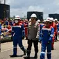 Kapolda Riau Irjen Mohammad Iqbal bersama petinggi Pertamina Dumai mengecek lokasi ledakan kilang minyak. (Liputan6.com/M Syukur)